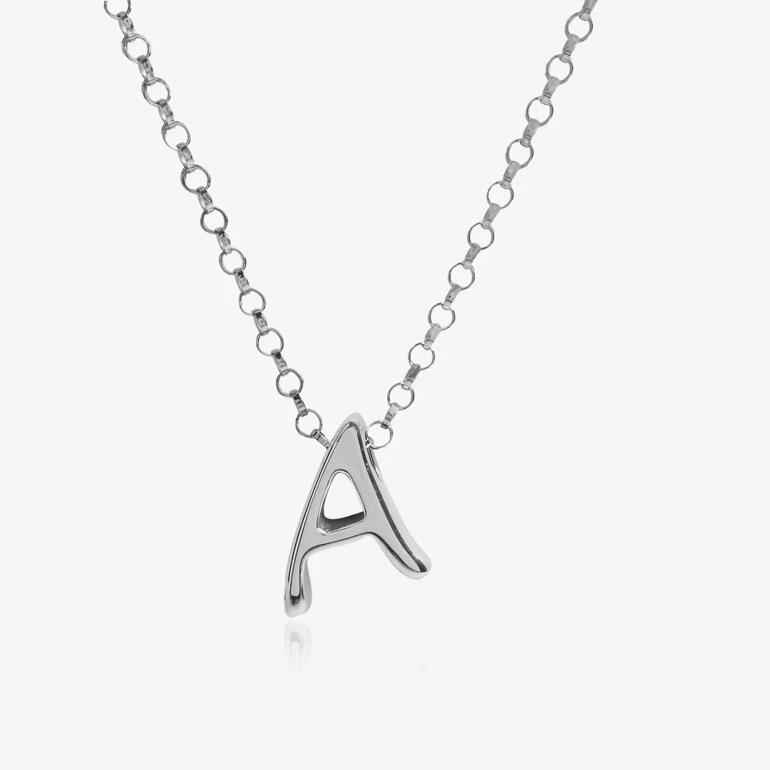 Collar letra silueta.